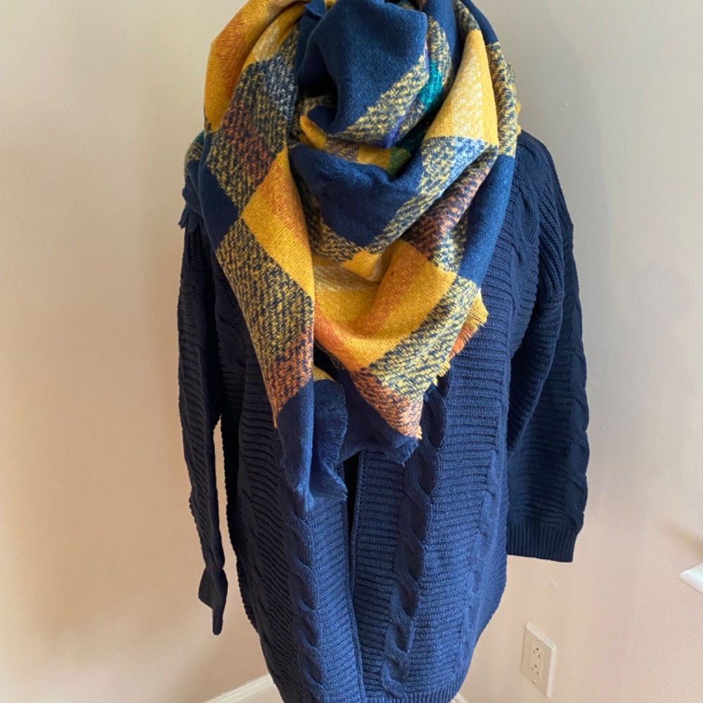NAVY CABLE CARDIGAN